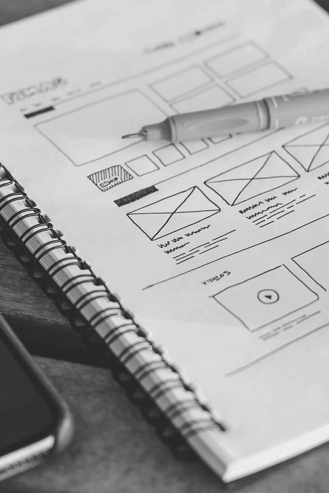 Wireframe de site web sur un cahier